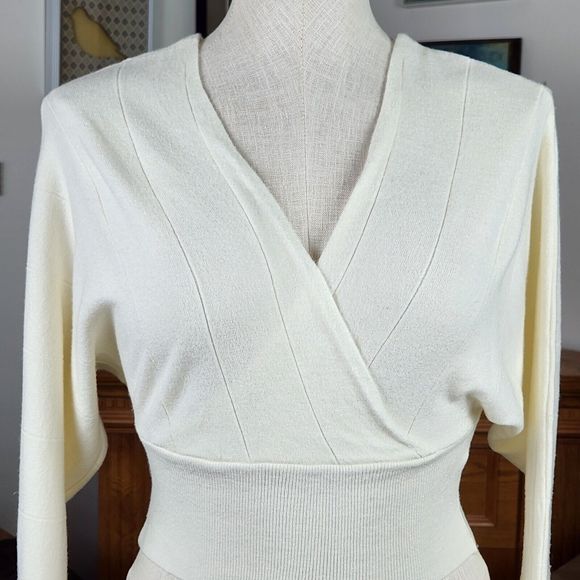 Dreamers by Debut Cream Surplice Double V-neck Crop Sweater Size L - Picture 3 of 5